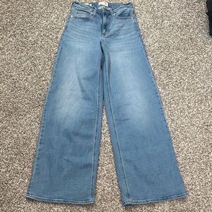 Universal Thread High Rise Everyday Wide Leg Jean. Size 6R